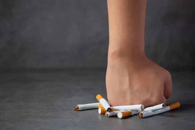 image d'une main écransant des cigarettes pour illustrer le traitement des addictions